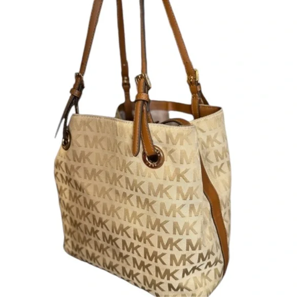 Michael Kors Jet Set Tote - Picture 4 of 11